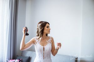fotograf na ślub Kielce, panna młoda i perfuma